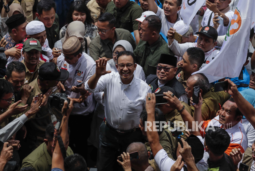 Presidential candidate Anies Baswedan (C) waves at the media as he arrives for a campaign rally in Jakarta, Indonesia, 28 November 2023. The Indonesian elections campaign period officially started on 28 November for the upcoming elections which will be held on 14 February 2024.  