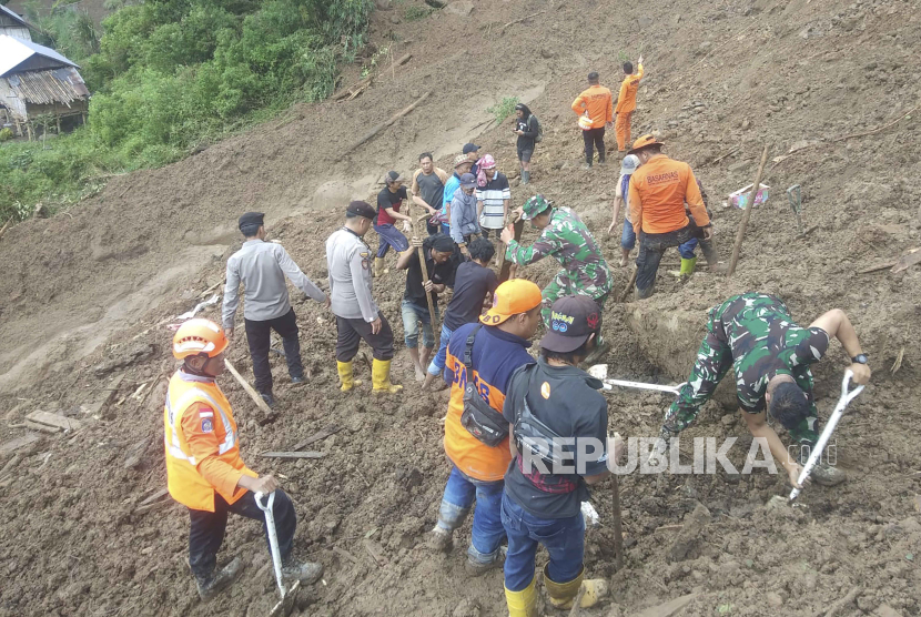 In this photo released by the Indonesian National Search and Rescue Agency (BASARNAS), rescuers search for survivors at a village hit by a landslide in Tana Toraja district of South Sulawesi province, Indonesia, Monday, April 15, 2024. A search and rescue team found multiple people killed by landslides on Indonesia