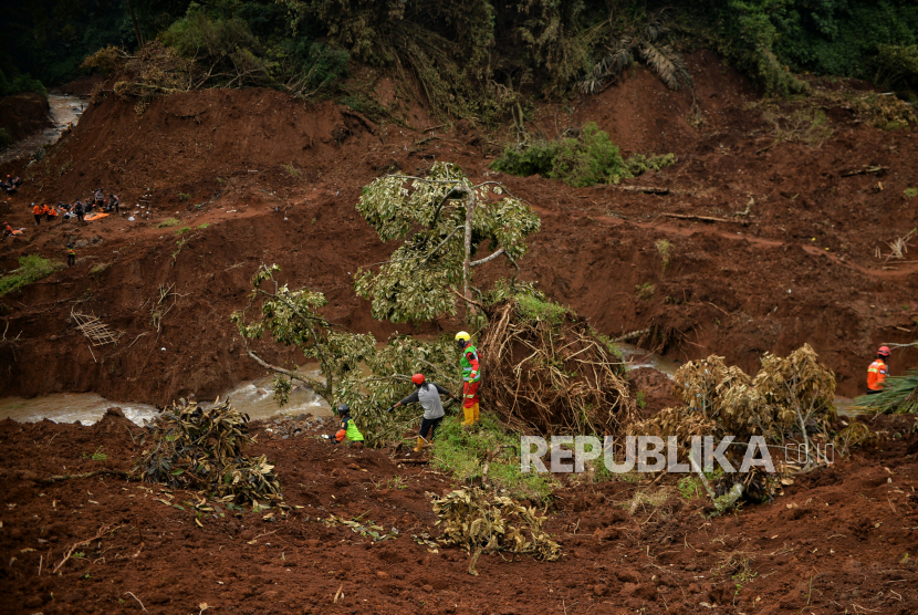 Tim SAR gabungan melakukan pencarian korban tertimbun longsor gempa bumi di Warung Sate Sinta, Cugenang, Kabupaten Cianjur, Jawa Barat, Sabtu (26/11/2022). Berdasarkan data Badan Nasional Penanggulangan Bencana (BNPB) pada Jumat (25/11/2022) korban jiwa bertambah 17 jenazah dengan jumlah total 310 korban jiwa. Republika/Thoudy Badai