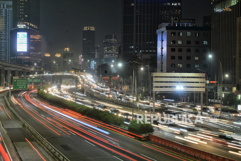 Pengendara terjebak kemacetan di Tol Dalam Kota Jalan Gatot Subroto, Jakarta, Jumat (5/4/2024). Berdasarkan pantauan Republika pada pukul 21.30 WIB, kondisi lalu lintas Tol Dalam Kota padat merayap lantaran hari ini merupakan hari terakhir bekerja bagi karyawan swasta maupun Aparatur Sipil Negara (ASN) sebelum libur Lebaran 2024. Arus mudik Lebaran 2024 diperkirakan mulai terjadi pada hari ini Jumat (5/4).