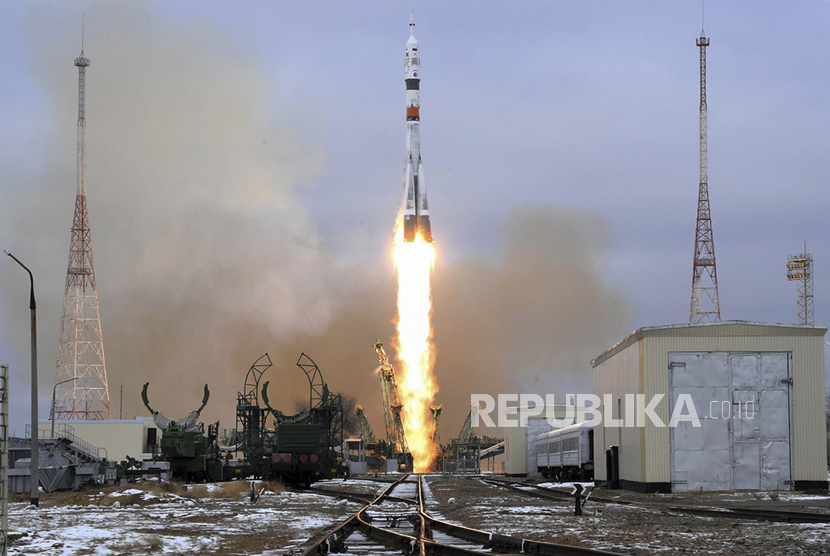  Dalam foto yang dirilis oleh Badan Antariksa Roscosmos, pendorong roket Soyuz-2.1a dengan kapal ruang angkasa Soyuz MS-20 yang membawa kosmonot Rusia Alexander Misurkin, peserta penerbangan luar angkasa Yusaku Maezawa dan Yozo Hirano dari Jepang ke Stasiun Luar Angkasa Internasional, ISS, meluncur di kosmodrom Baikonur yang disewa Rusia, Kazakhstan, Rabu, 8 Desember 2021.