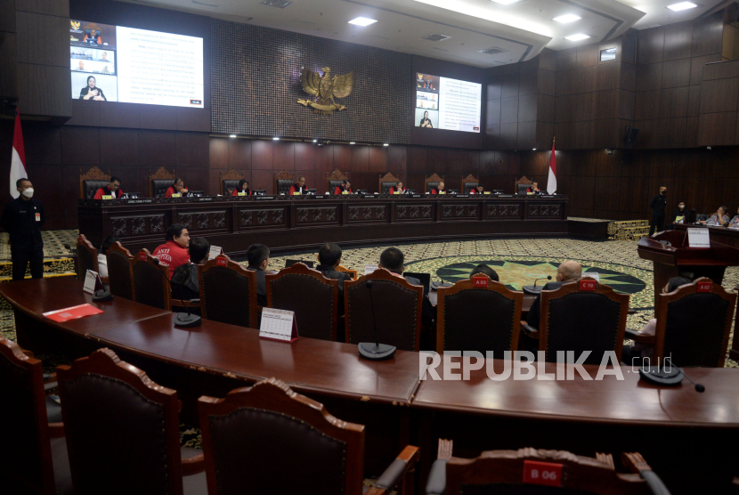 Suasana sidang pembacaan putusan di Ruang Sidang Pleno Gedung MK, Jakarta. Eks pegawai KPK sebut dinasti politik rawan korupsi seiring kontroversi putusan MK.