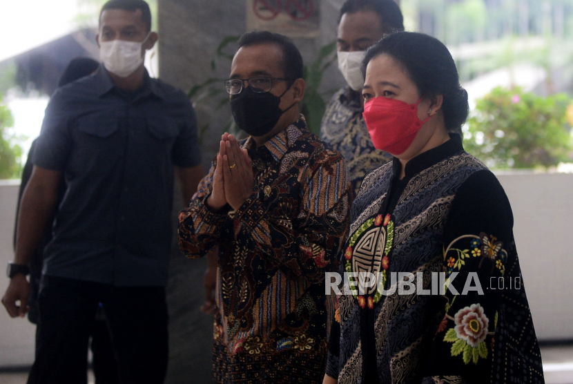 Mensesneg Pratikno menyerahkan Surpres Presiden Joko Widodo kepada Ketua DPR Puan Maharani usai memberikan keterangan di Media Center DPR, Kompleks Parlemen, Senayan, Jakarta, Rabu (3/11). DPR telah menerima Surat Presiden (Surpres) mengenai pencalonan KSAD Jenderal Andika Perkasa sebagai calon tunggal Panglima TNI mengantikan Marsekal Hadi Tjahjanto yang akan memasuki masa pensiun.