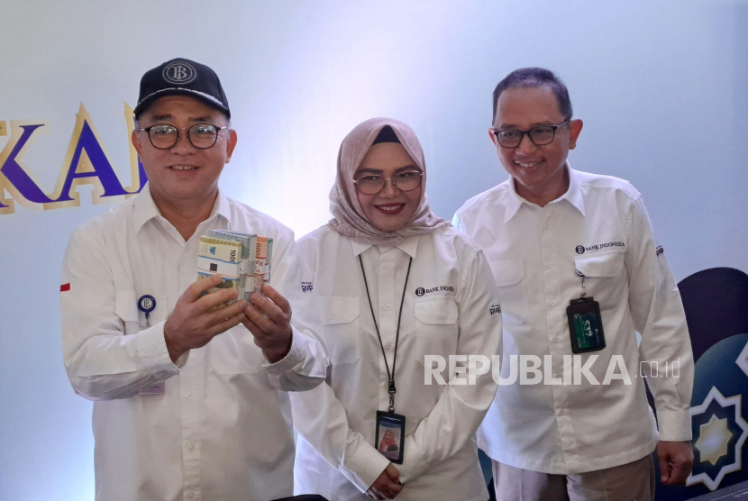 Kepala Departemen Pengelolaan Uang BI Marlison Hakim (kiri) menunjukkan uang baru tahun edaran 2022 yang disediakan BI untuk penukaran uang di Kas Keliling Terpadu di Istora Senayan, Kamis (28/3/2024). 
