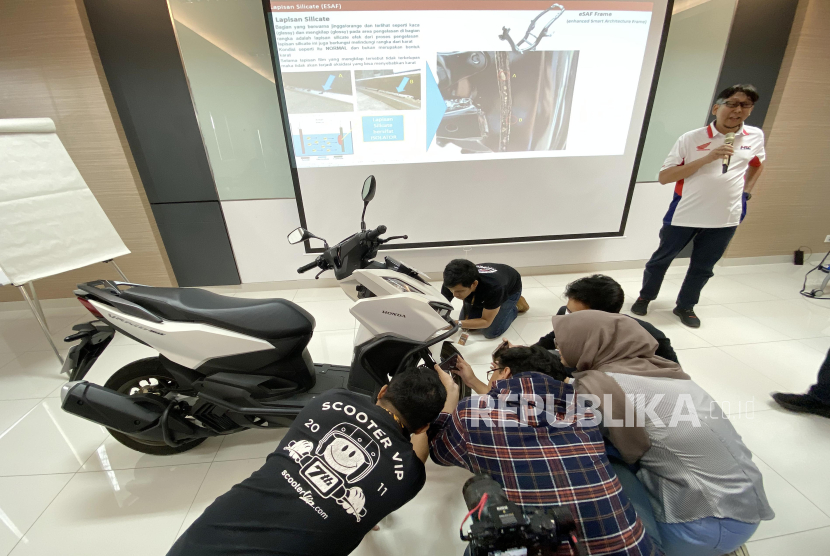 Technical Service Manager AHM Subhan memberikan penjelasan mengenai rangka eSAF motor Honda di AHM SRTC Deltamas, Cikarang, Kabupaten Bekasi, Jawa Barat, 23 Agustus 2023. 