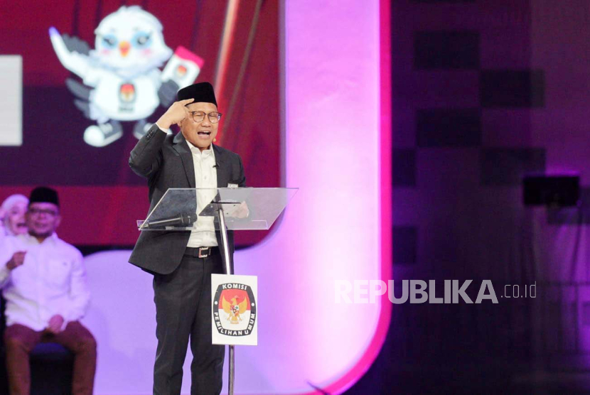 Calon wakil presiden nomor urut 1 Muhaimin Iskandar menyampaikan pernyataan penutup saat debat calon wakil presiden Pemilu 2024 di JCC, Jakarta, Jumat (22/12/2023). 