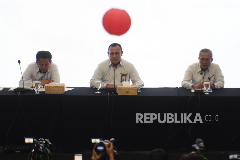 Ketua KPK Firli Bahuri (tengah) bersama Wakil Ketua KPK Johanis Tanak (kiri) dan Alexander Marwata (kanan) menyampaikan keterangan saat konferensi pers Kinerja KPK Semester 1 di Gedung Merah Putih KPK, Jakarta, Senin (14/8/2023). Dalam Konferensi pers tersebut KPK menyampaikan beberapa data terkait kinerja KPK pada semester 1 2023. Data tersebut salah satunya yakni data penanganan perkara pada semester 1 berjumlah 89 tersangka, serta penyelamatan keuangan negara sebesar Rp16,27 triliun.