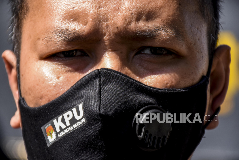 Sejumlah calon peserta pilkada di berbagai daerah terkonfirmasi positif Covid-19. Foto, petugas mengenakan masker saat beraktivitas di area Kantor KPU. (ilustrasi)