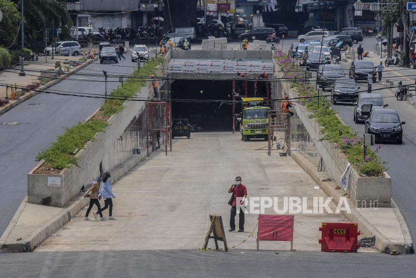 Suasana pembangunan Underpass Senen Extension di kawasan Senen, Jakarta, Jumat (16/10). Pemerintah Provinsi DKI Jakarta melakukan uji coba Underpass Senen Extension selama dua hari pada Senin hingga Selasa (10/11) setelah dikerjakan sejak awal 2020. 