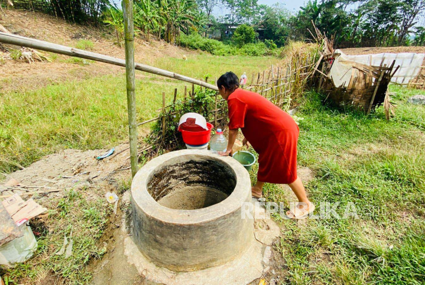 Suasana Desa Weninggalih, Kecamatan Jonggol, Kabupaten Bogor yang terdampak kekeringan. Sekitar 5.000 warga di desa tersebut kesulitan mendapat air bersih sejak tiga pekan lalu.