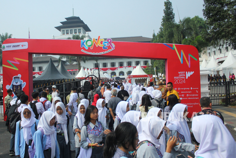 Suasana acara West Java Festival (WJF) 2024 ramai pengunjung di kawasan Gedung Sate, Kota Bandung, Jumat (23/8/2024). Event WJF yang bertajuk Harmoni Kolaborasi ini diselenggarakan dalam rangka Hari Jadi Provinsi Jawa Barat. WJF dilaksanakan di Gedung Sate dan GOR Saparua, 23-25 Agustus 2024.