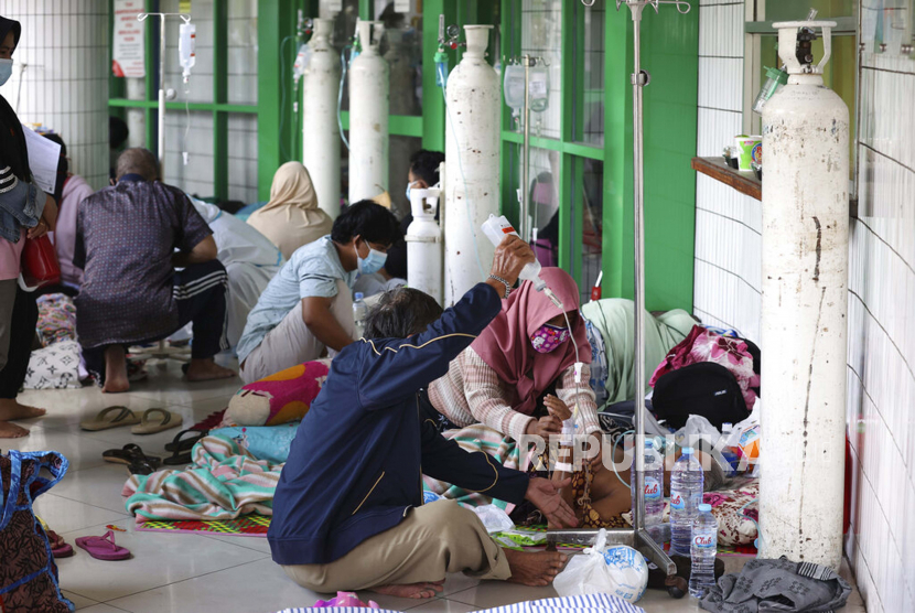 RS Darurat GOR Indoor GBT Surabaya Beroperasi Jumat. Tangki oksigen disiapkan untuk pasien di lorong rumah sakit yang penuh sesak di tengah lonjakan kasus COVID-19, di Surabaya, Jawa Timur, Indonesia, Jumat, 9 Juli 2021.