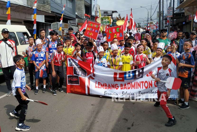 Para pelajar dan warga Lembang, mengikuti parade Lembang Carnival Days di kawasan Alun-alun Lembang, Kabupaten Bandung Barat, Selasa (16/8). Karnaval dalam rangka memeriahkan HUT ke-77 itu menampilkan parade kostum, seni budaya serta penampilan khas dari setiap sekolah.