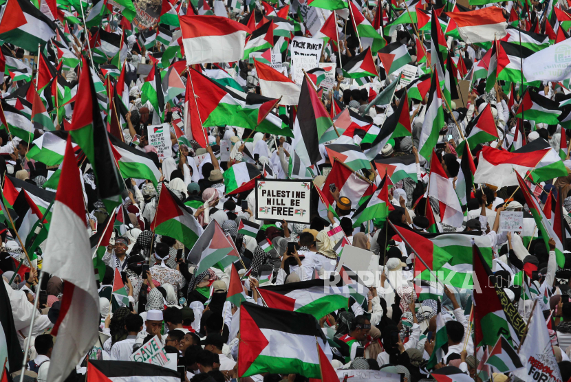 Ribuan warga melakukan aksi bela Palestina di Jalan Gubernur Suryo, Surabaya, Jawa Timur, Ahad (12/11/2023). Aksi tersebut sebagai bentuk pembelaan dan kepedulian terhadap Palestina yang mengalami penderitaan akibat serangan militer Israel. 