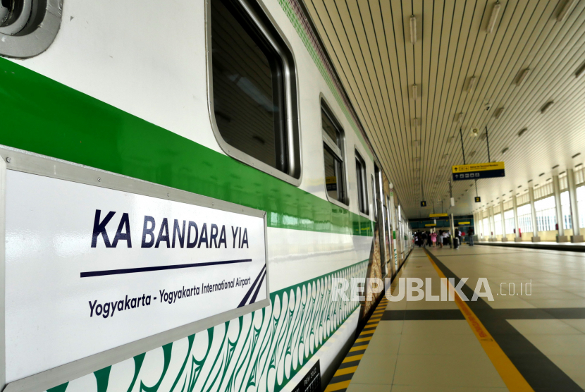 Kereta Api Bandara YIA saat uji coba sarana rangkaian kereta di Stasiun Kereta Api Bandara YIA, Kulonprogo, Yogyakarta, Senin (30/8). Rencananya KA Bandara YIA mulai beroperasi komersil pada September mendatang. Waktu tempuh menuju Bandara YIA dari Stasiun Yogyakarta selama 39 menit. Tarif yang diberlakukan pada awal operasional nanti sebesar Rp 20 ribu untuk sekali perjalanan.