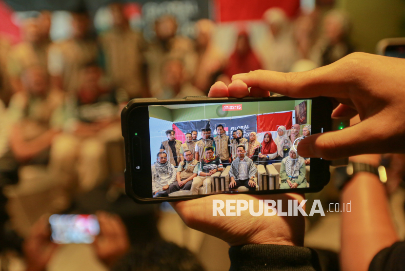 Ketua Kordinator Indonesia Global Peace Convoy (IGPC) Muhammad Husein menyampaikan keterangan pers terkait keberangkatan delegasi Indonesia dalam misi kemanusiaan untuk Palestina bersama Global Sumud Flotilla di Tunisia, Kamis (4/9/2025).