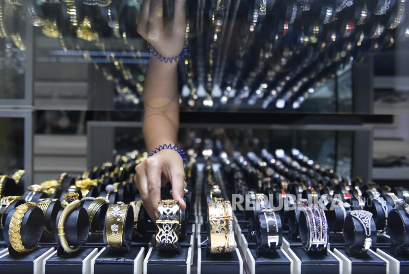Pekerja menata perhiasan emas yang dijual di Cikini Gold Center, Jakarta, Senin (27/7). Emas Antam dijual senilai Rp 934 ribu per gram, naik Rp 3.000 per gram dibandingkan perdagangan Senin (27/12).
