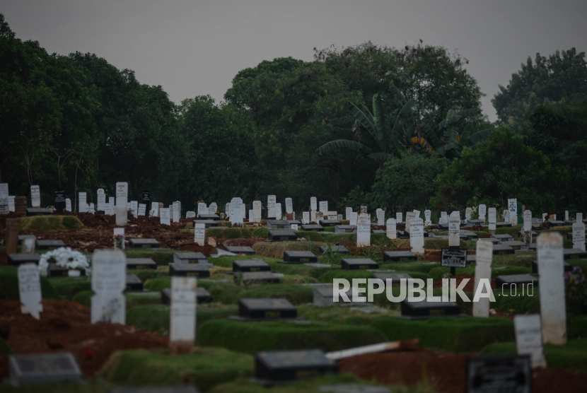 Deretan makam psien COVID-19 di TPU Pondok Ranggon, Jakarta, Rabu (2/9). Satgas Penanganan COVID-19 menyatakan adanya peningkatan jumlah kasus kematian pasien COVID-19 di Indonesia dalam sepekan terakhir sebesar 24,4 persen. Republika/Thoudy Badai