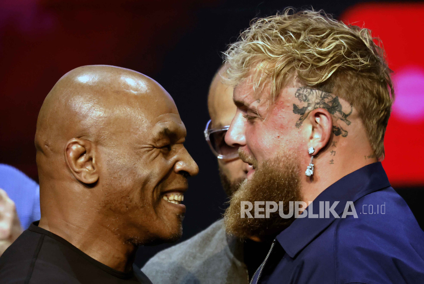 Mike Tyson (kiri) dan Jake Paul.