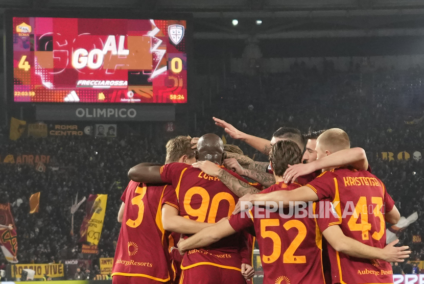 Pemain Roma melakukan selebrasi dalam pertandingan sepak bola Serie A melawan Cagliari, di Stadion Olimpiade Roma, Selasa (6/2/2024) WIB. Roma menang telak 4-0 atas Cagliari.