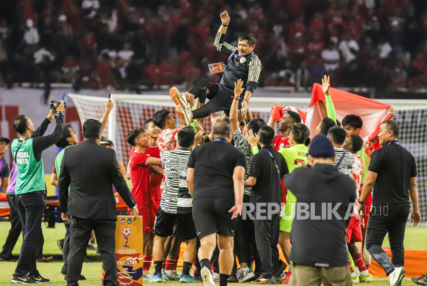 Sejumlah pesepak bola Timnas Indonesia dan ofisial tim berselebrasi mengangkat pelatih Indra Sjafri (atas) usai mengalahkan Timnas Thailand dalam pertandingan final Piala ASEAN U-19 Boys Championship atau AFF U-19 di Stadion Gelora Bung Tomo, Surabaya, Jawa Timur, Senin (29/7/2024). Indonesia mengalahkan Thailand dengan skor 1-0 dan menjadi juara Piala AFF U-19. 