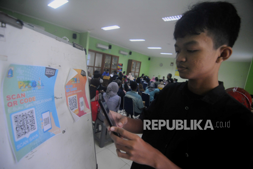 Calon peserta didik melakukan pendaftaran untuk berkonsultasi terkait pendaftaran Penerimaan Peserta Didik Baru (PPDB) di Posko Pelayanan PPDB 2023 di SMA Negeri 70 Jakarta. (ilustrasi)