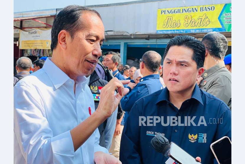 Presiden Jokowi didampingi Menteri BUMN Erick Thohir saat meninjau harga kebutuhan pokok di Pasar Parungkuda, Kabupaten Sukabumi, Jawa Barat, Jumat (4/8/2023).