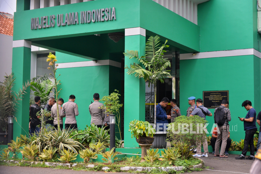 Suasana kantor Majelis Ulama Indonesia pascainsiden penembakan di Jakarta, Selasa (2/5/2023). Dalam insiden tersebut pelaku penembakan tewas dan dua orang lainnya yakni resepsionis MUI mengalami luka pada bagian punggung dan pegawai MUI lainnya terluka akibat menabrak pintu saat menghindari tembakan tersebut. Dalam peristiwa tersebut, pihak Kepolisian masih melakukan penyidikan terkait pelacakan latar belakang pelaku penembakan di Gedung MUI tersebut. KH Cholil Nafis Apresiasi Sekuriti Bekuk Pelaku Penembakan Kantor MUI