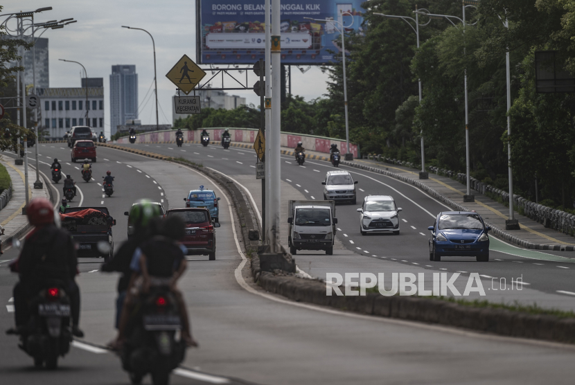 Kendaraan melintas di Jalan Tomang Raya, Jakarta, Jumat (29/4/2022). Kecelakaan lalu lintas yang menewaskan seorang pengendara sepeda motor honda CBR bernopol B 3810 EEW berinisial DR terjadi di Jalan Tomang Raya, Rabu (21/12/2022) dini hari.