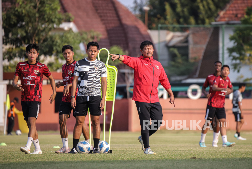 Pelatih Timnas U-19 Indonesia Indra Sjafri (keempat kiri) memberikan arahan saat memimpin latihan jelang pertandingan semifinal ASEAN U-19 Boys Championship atau AFF U-19 di Lapangan THOR, Surabaya, Jawa Timur, Jumat (26/7/2024). Timnas Indonesia akan bertemu Malaysia dalam semifinal ASEAN U-19 Boys Championship atau AFF U-19 di Stadion Gelora Bung Tomo pada Sabtu (27/7). 