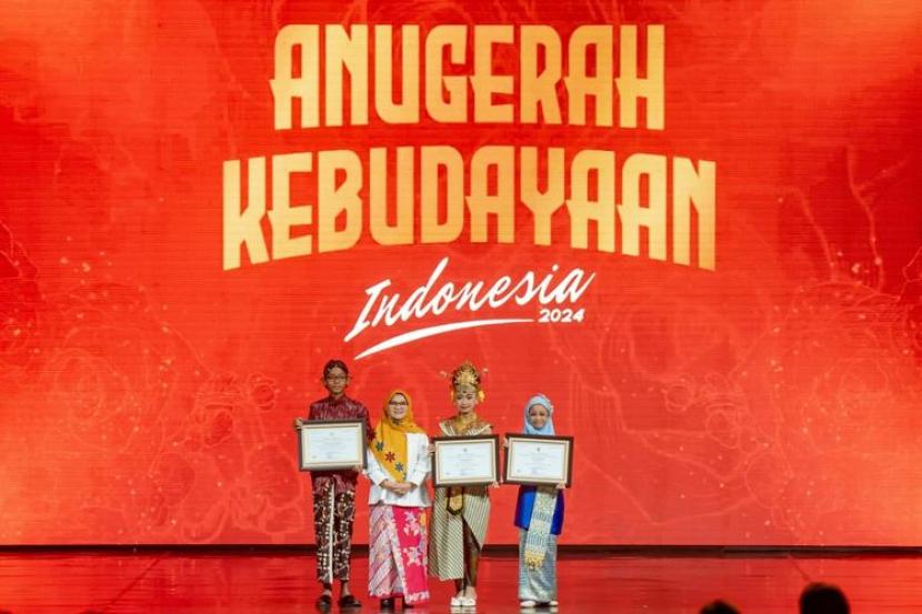 Kemendikbudristek Beri Penghargaan kepada Tiga Anak Hebat di AKI 2024