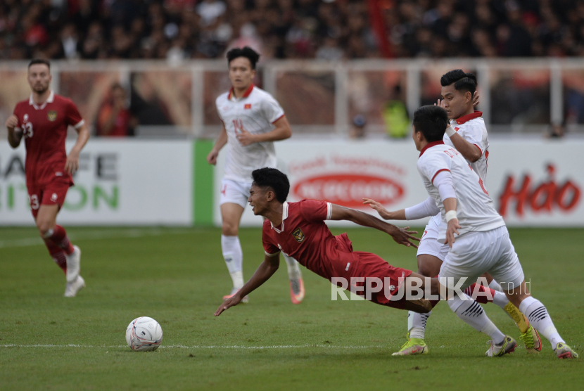 Pemain timnas Indonesia Marselino Ferdinan terjatuh setelah dijegal pemain Vietnam saat pertandingan semifinal leg pertama Piala AFF 2022 di Stadion Gelora Bung Karno, Senayan, Jakarta, Jumat (6/1/2023). Pertandingan berakhir imbang dengan skor 0-0.
