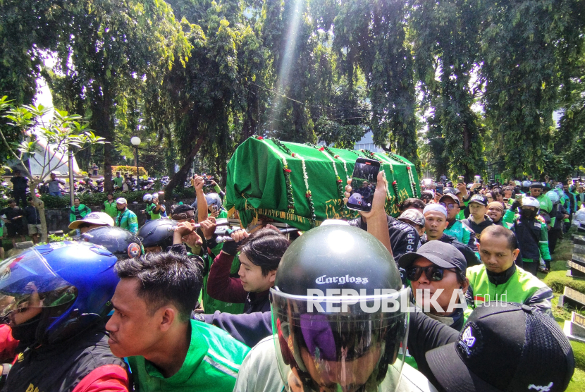 Sejumlah keluarga dan kerabat  mengangkat keranda jenazah Affan Kurniawan (21) saat akan dimakamkan di TPU Karet Bivak, Jakarta, Jumat (29/8/2025). Affan Kurniawan yang merupakan driver ojek online tersebut meninggal dunia setelah dilindas mobil kendaraan taktis (Rantis) Brimob saat terjadinya bentrok dengan polisi di kawasan Pejompongan, Jakarta. Pemakaman Affan dikawal dan dihadiri oleh ribuan driver ojol.