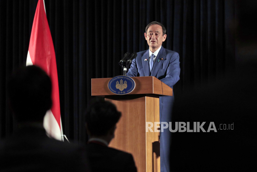 Perdana Menteri Jepang Yoshihide Suga berbicara selama konferensi pers di Jakarta, Indonesia, 21 Oktober 2020. Suga sedang melakukan kunjungan resmi selama dua hari ke Indonesia.