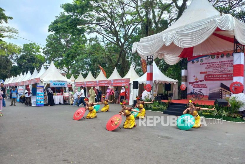 Perunjukan kesenian daerah saat pameran UMKM Priangan Timur yang digelar Kompleks Olahraga Dadaha, Kota Tasikmalaya, Jawa Barat, Selasa (22/8/2023). 