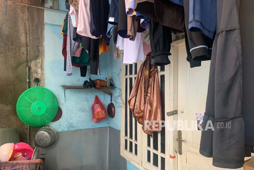 Penampakan rumah kontrakan pria berinisial AS yang dicatut sebagai pemilik mobil Jeep Rubicon yang kendarai Mario Dandy, di kawasan Mampang Prapatan, Jakarta Selatan, Jumat (3/3). 