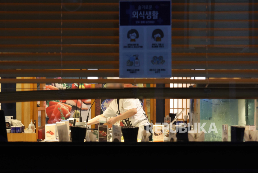  Sebuah restoran Jepang di bangsal Jongno, pusat kota Seoul, bersiap untuk tutup sebelum jam 9 malam. di Seoul, Korea Selatan, 31 Agustus 2020. Korea Selatan telah menerapkan langkah-langkah jarak sosial yang ketat untuk membendung penyebaran virus corona baru.