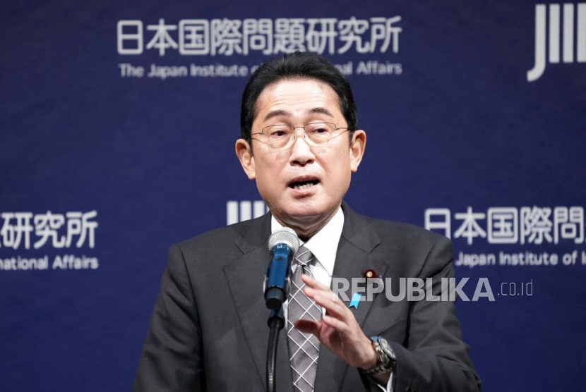 Perdana Menteri Jepang Fumio Kishida menyampaikan pidato pada sesi pembukaan Dialog Global Tokyo, Senin, 20 Februari 2023, di Tokyo.