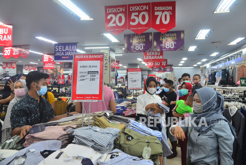 Sejumlah pengunjung memilih pakaian yang dijual di salah satu pusat belanja di Kudus, Jawa Tengah, Jumat (7/5/2021). 