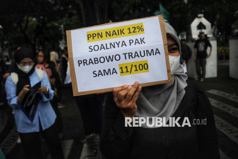 Sejumlah orang melakukan aksi  demonstrasi di seberang Istana Merdeka, Jakarta, Kamis (19/12/2024). Dalam aksinya mereka menolak kenaikan Pajak Pertambahan Nilai (PPN) 12 persen pada 2025. Menurut mereka kenaikan PPN tersebut akan tetap memberatkan masyarakat karena berpengaruh terhadap kenaikan harga.