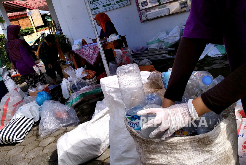 Memilah sampah (ilustrasi). Dinas Lingkungan Hidup dan Kebersihan (DLHK) Kota Denpasar melaksanakan edukasi pemilahan sampah dari rumah ke rumah warga dengan diawali di enam desa di Ibu Kota Provinsi Bali itu.