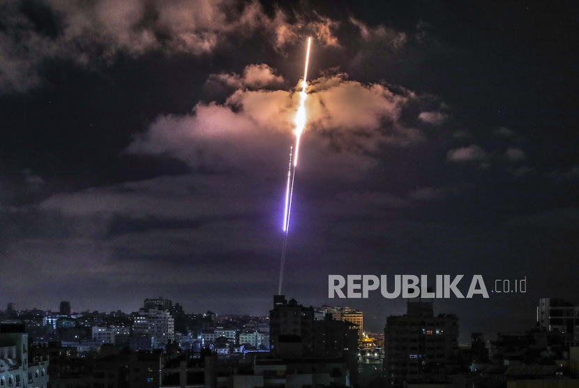 Roket yang ditembakkan dari Gaza menuju Israel di Kota Gaza, Senin (17/5). Serangan roket Palestina merupakan balasan dari serangan udara yang bertubi-tubi diluncurkan Israel. Konflik yang sudah berlangsung sepekan setidaknya sudah menyebabkan lebih dari 200 orang meninggal di kedua sisi.