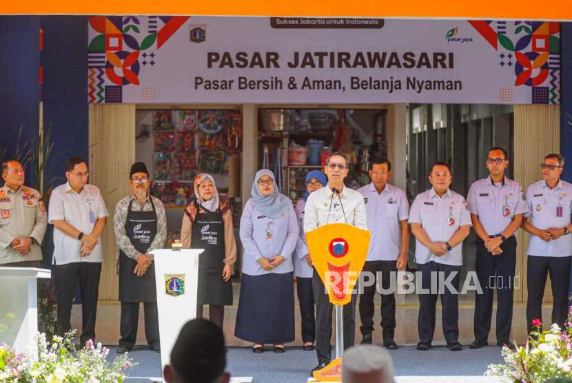 Pj Gubernur DKI Jakarta Heru Budi Hartono meresmikan bangunan baru Pasar Jatirawasari di Jakarta Pusat, Rabu (7/2/2024). 