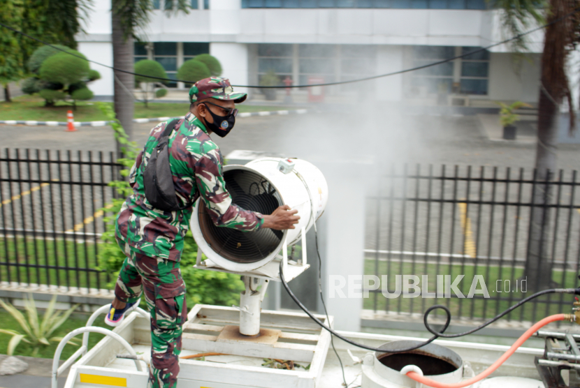 Petugas menyemprotkan cairan disinfektan di area publik di Kota Makassar, Sulawesi Selatan.