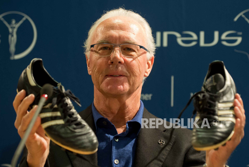  (FILE) - A file photograph of former German soccer player and coach, Franz Beckenbauer, holding up soccer trainers during a press conference in Stuttgart, Germany, 27 January 2013, re-issued 08 January 2024. Beckenbauer passed away on 07 January 2024 aged 78, as his family confirmed on 08 January.  
