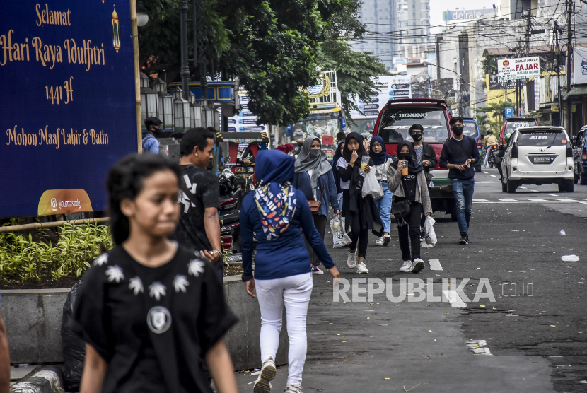 Sejumlah warga beraktivitas di kawasan Alun-Alun Bandung, Jalan Dalem Kaum, Kota Bandung, Ahad (7/6). Walaupun dalam masa Pembatasan Sosial Berskala Besar (PSBB) secara proporsional kawasan tersebut mulai ramai dikunjungi warga
