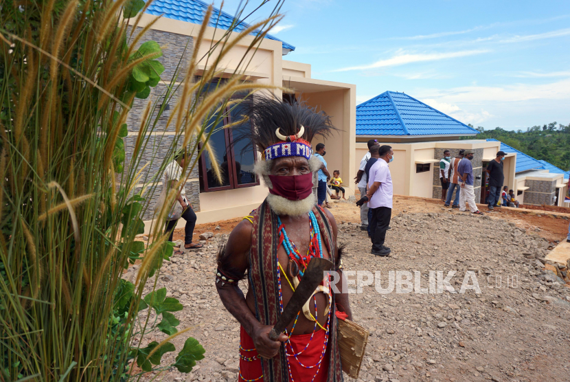 Warga berdiri di lokasi perumahan bantuan warga asli suku Moi di Kampung Klatifi, Kota Sorong, Papua Barat, Jumat (18/6/21). Pemerintah Kota Sorong membangun 28 unit perumahan tipe 45 bagi warga asli suku Moi yang selama ini hidup termarginalkan di wilayah setempat. 