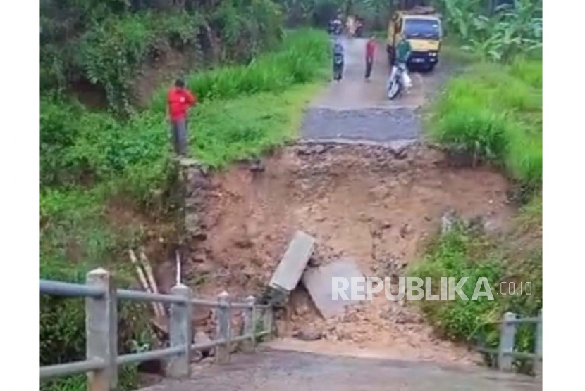 Jembatan Cirombeng di wilayah Kecamatan Karangkancana, Kabupaten Kuningan, Jawa Barat, ambruk, Sabtu (8/4/2023). 