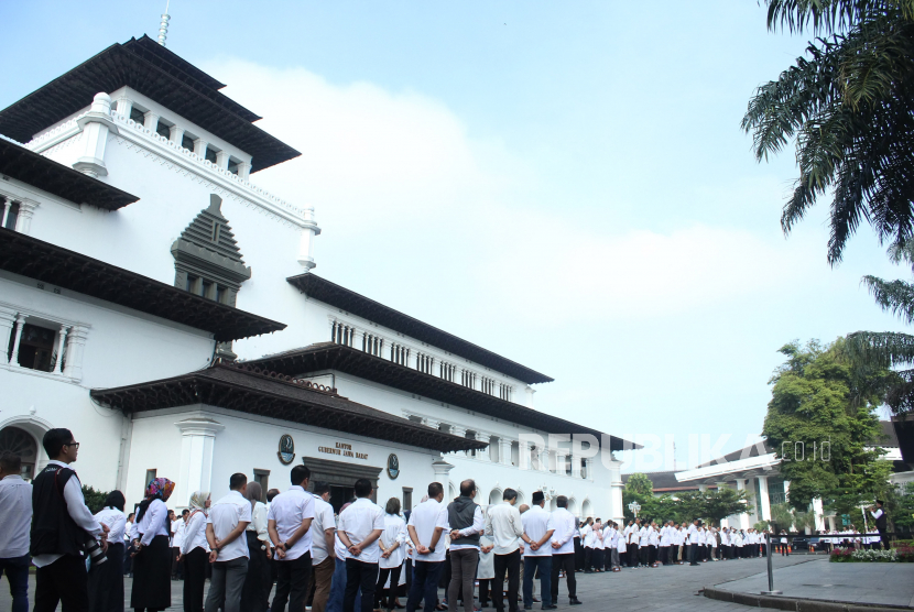 Hampir 100 persen aparatur sipil Pemerintah Kota Bandung telah kembali bekerja di hari pertama masuk pascacuti Lebaran. (ilustrasi).