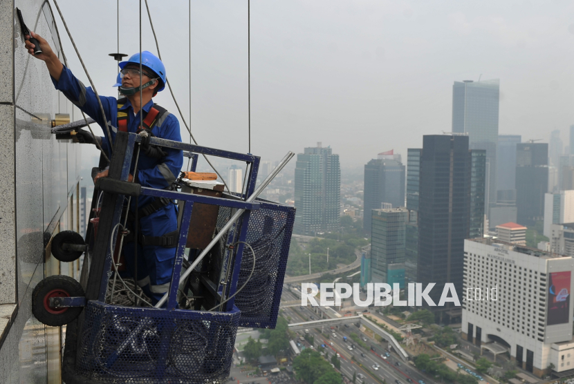 Pekerja membersihkan jendela gedung di Jakarta, Jumat (15/11/2024). Pembersihan bagian luar gedung tersebut dilakukan untuk merawat area luar bangunan gedung dengan menggunakan jasa pekerja yang telah terverifikasi oleh penyedia jasa K3 dan Kementerian Ketenagakerjaan guna meminimalisir kecelakaan kerja. Para pekerja membersihkan seluruh area luar gedung dalam kurun waktu satu hingga tiga bulan tergantung kondisi cuaca.